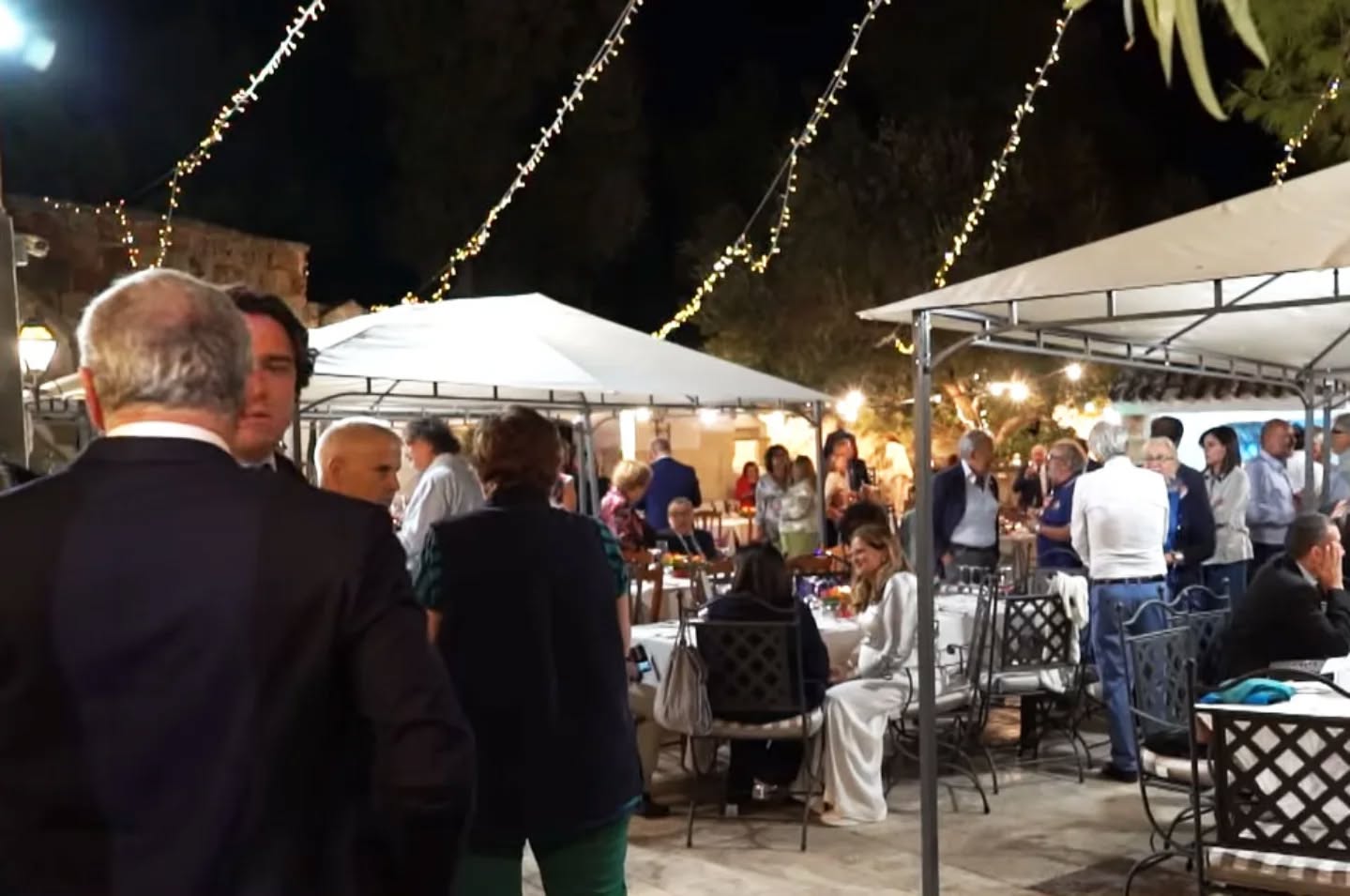 ⚙️ Conviviale Interclub presso le “Tenute Al Bano” e con un ospite d’eccezione ⚙️
Una serata speciale e con un ospite d’eccezione. Giovedì 4 settembre, il Rotary Club Lecce ha organizzato una Conviviale Interclub con la partecipazione degli altri sodalizi salentini presso le “Tenute Al Bano” di Cellino San Marco (Br). Un incontro tra presidenti e soci all’insegna dell’amicizia e della condivisione dei valori rotariani. La serata, che ha visto l’adesione di numerosi soci del club Galatina Maglie Terre d’Otranto, è stata arricchita dalla presenza del cantante e “padrone di casa” Al Bano, eccellenza salentina e figura di grande rilievo internazionale. La sua testimonianza di impegno, talento e legame con le radici del territorio rappresenta un ponte ideale con la missione del Rotary: unire le persone per servire le comunità e costruire un mondo migliore. Prima della conviviale, i soci hanno potuto vivere una suggestiva passeggiata nel borgo delle Tenute, alla scoperta di un luogo che racconta la bellezza e l’autenticità del Salento.
⚙️ www.rotarygalatina.it