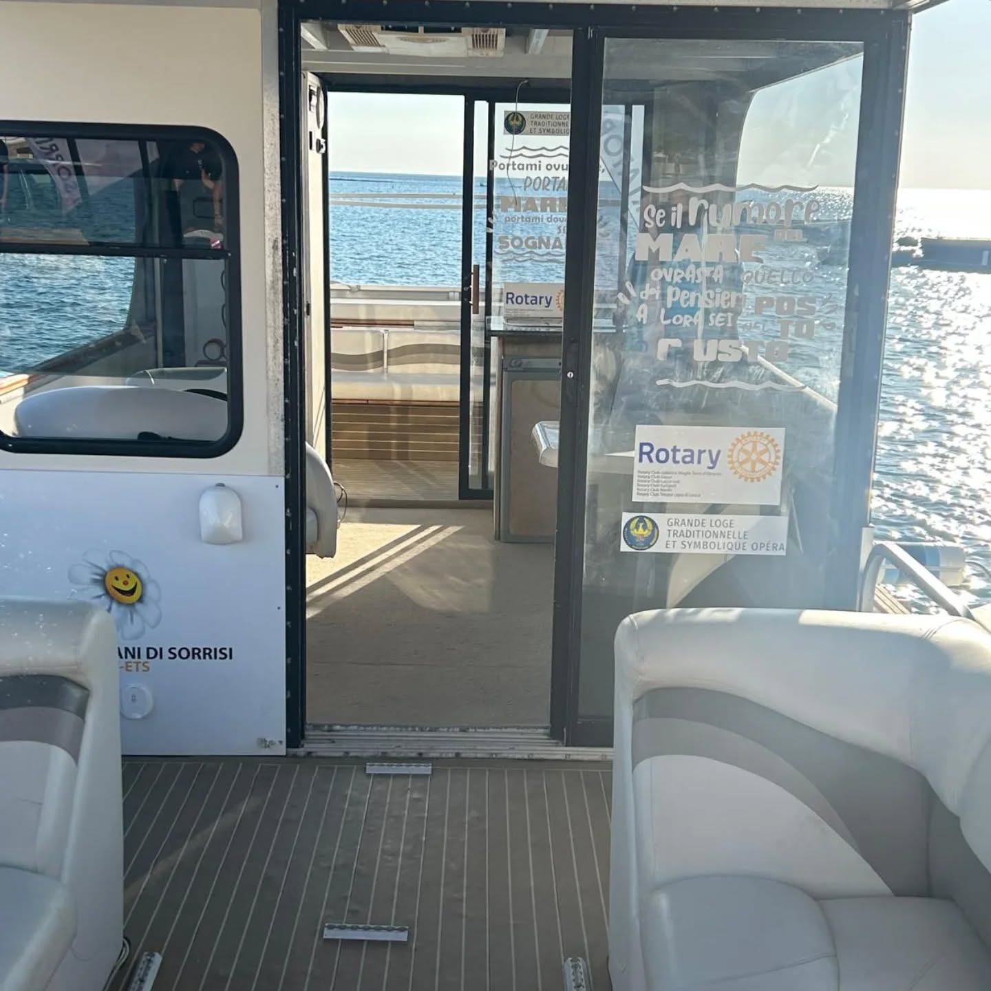 🛥️ Felicetta è salpata per il terzo anno!
Un cuore blu che batte nelle acque di Porto Cesareo per portare oltre le barriere ragazzi e ragazze con fragilità, difficoltà motorie o sensoriali.