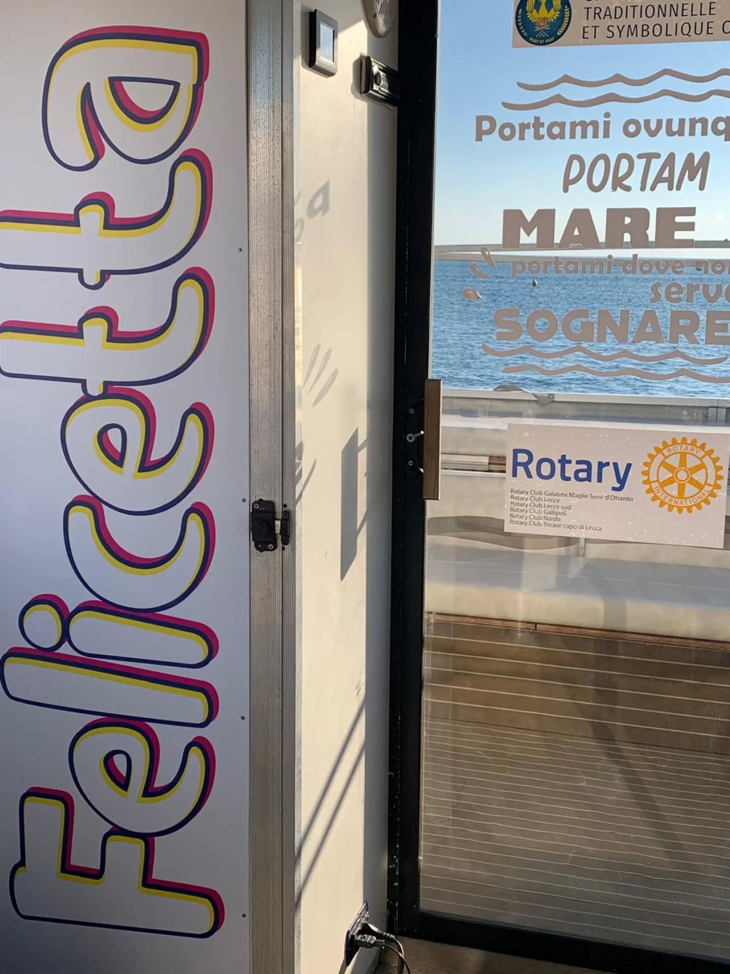 🛥️ Felicetta è salpata per il terzo anno!
Un cuore blu che batte nelle acque di Porto Cesareo per portare oltre le barriere ragazzi e ragazze con fragilità, difficoltà motorie o sensoriali.
